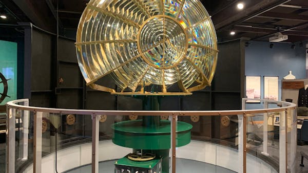 Full-sized replica of Split Rock Lighthouse's third-order Fresnel lens