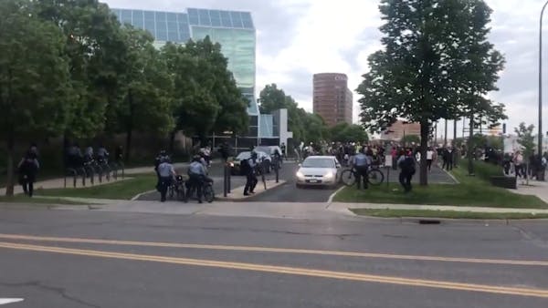Police move in on protesters after curfew in Minneapolis