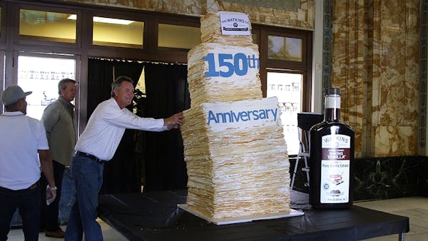 World record cake teeters but doesn't topple