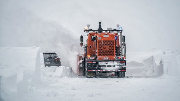 MnDOT plow crews tackle monster drifts on I-35