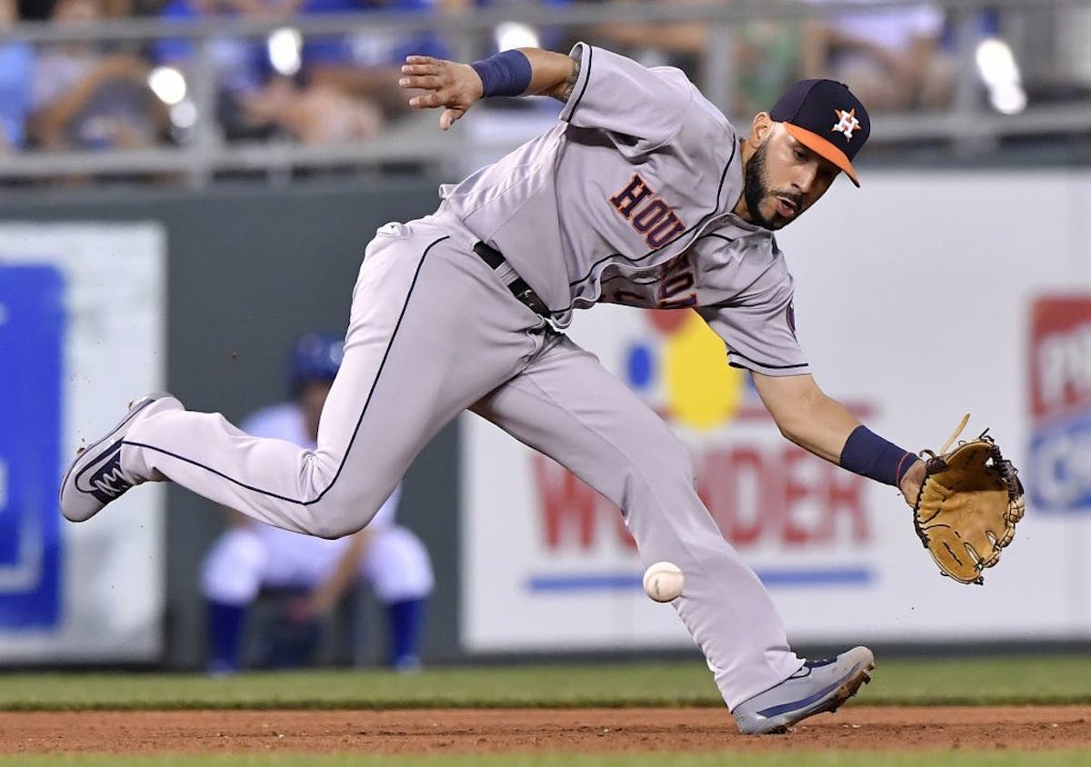 Marwin Gonzalez officially signs with Twins