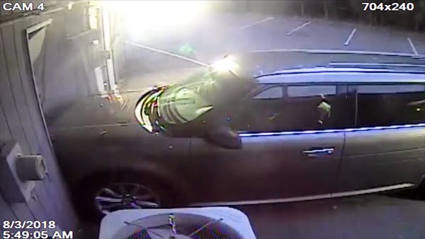 Watch: Thieves ram store door with car, steal guns
