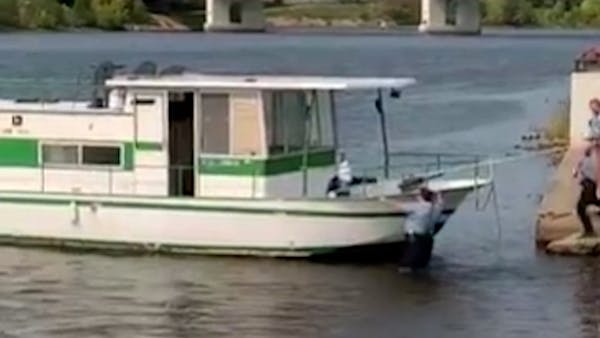 Hooded man takes off with boat on Mississippi River