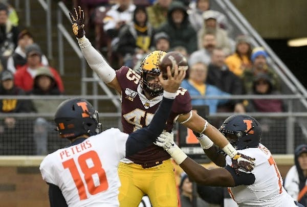 Gophers' Carter Coughlin on defense against Illinois