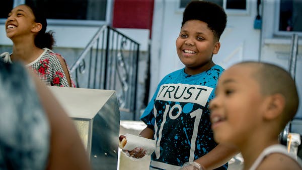 Teen's hot dog stand serves up food, inspiration with Minneapolis inspectors' blessing