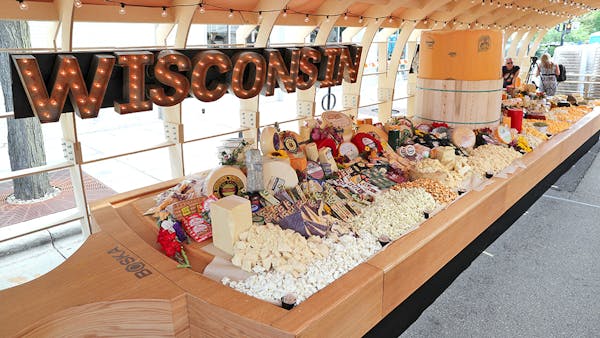'Oh Gouda,' giant Wis. cheeseboard sets world record