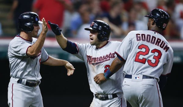 Dozier with big home run in Twins win
