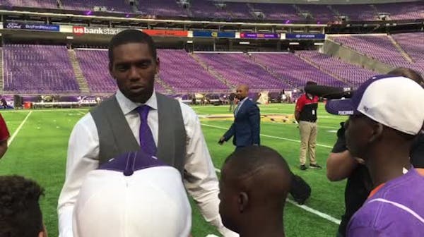 Randy Moss delivers life lessons on football, reading