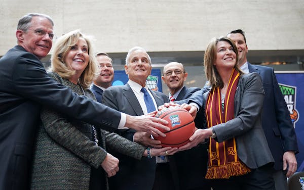 Final Four gets ceremonial handoff from Super Bowl LII crew