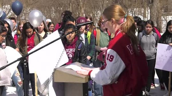 Highland Park students honor victims of school shootings