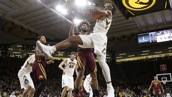Gophers suffer fourth straight loss Tuesday at Iowa