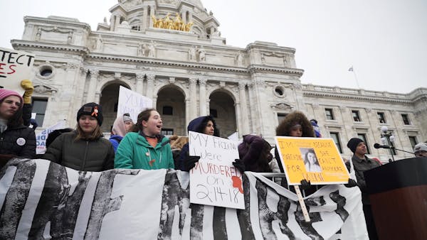 In St. Paul, 20,000 rally for gun control