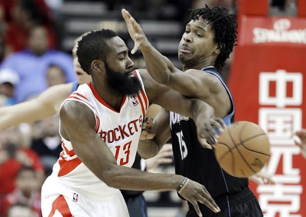 Wolves lose big lead, fall to Rockets