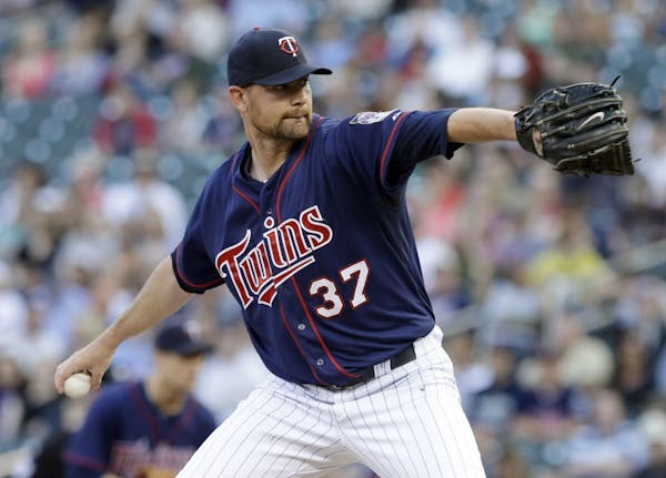 Bounces don't go Twins' way in loss to Mariners
