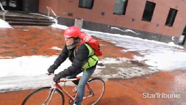 Snowstorm doesn't stop bike messengers
