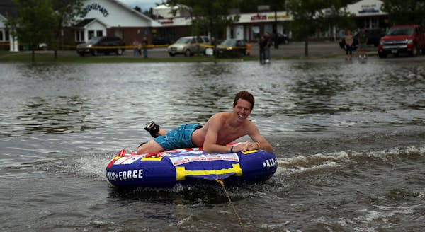 Funseekers make the best of Duluth flood