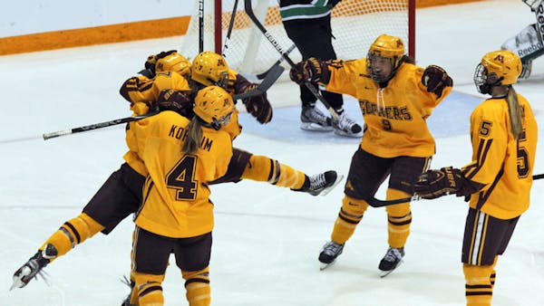 To cheers, U women's hockey closing in on perfection