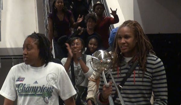 Fans welcome Lynx back to Minnesota