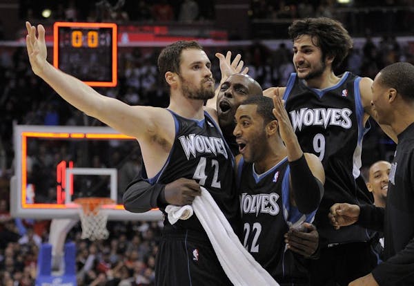Kevin Love signs $61M extension