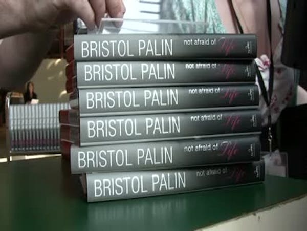 C.J.: Bristol, Sarah & Todd Palin sign books at Mall of America
