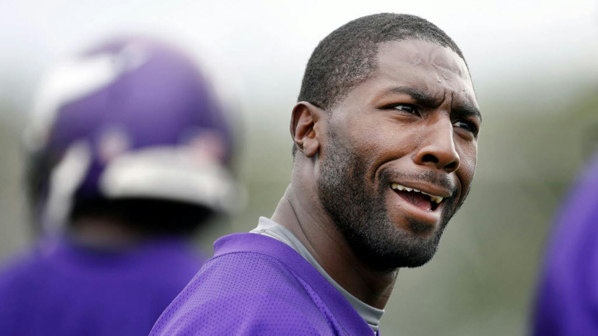 How are former Packers players Greg Jennings and Desmond Bishop getting on during this year's training camp?