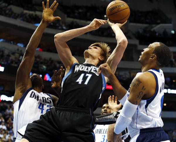 Wolves' road woes continue in Dallas