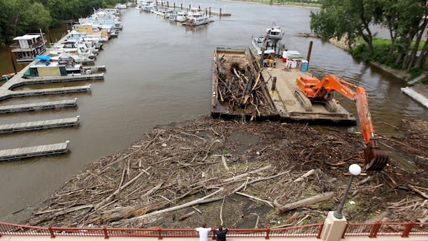 Crews begin removal of logjam on Mississippi River in St. Paul
