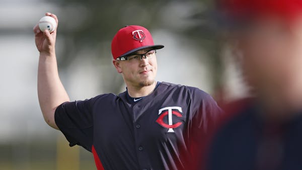 Twins sign reliever Perez