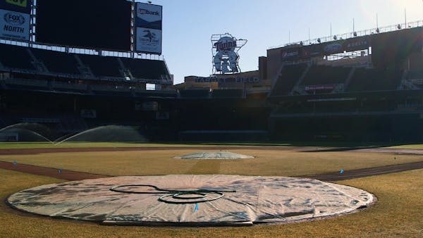 Warm weather a plus for Target Field prep