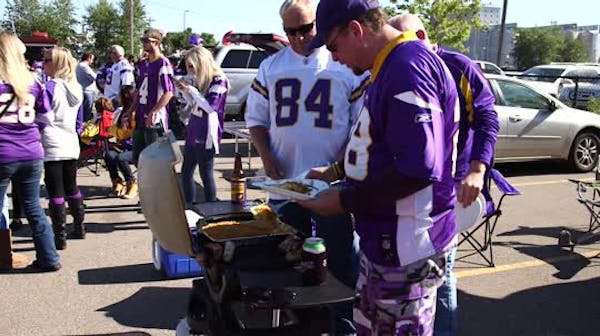 Vikings fans mixed in reaction to Peterson abuse charges