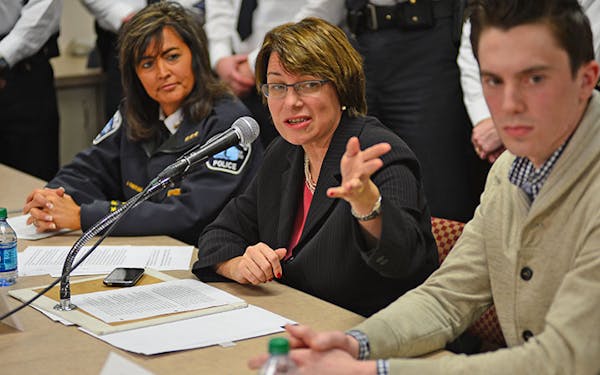 Klobuchar proposes kill switch for cell phones