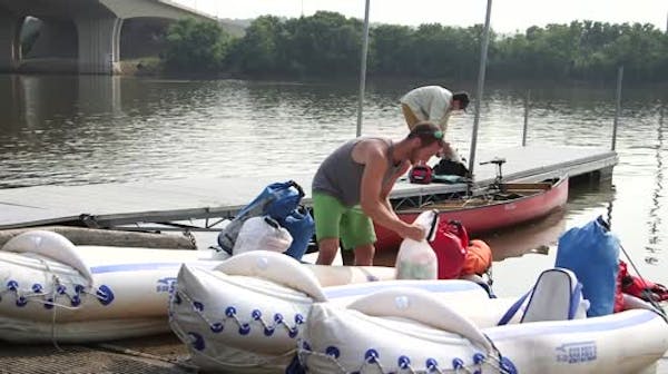 Deaf kayakers pass Twin Cities on their Mississippi River adventure