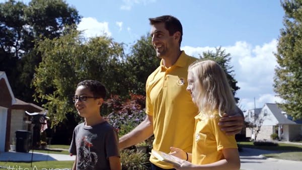 Aaron Rodgers goes door to door to help raise awareness for pediatric cancer
