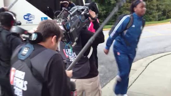 VIDEO: Lynx arrive less than 90 minutes before Game 3