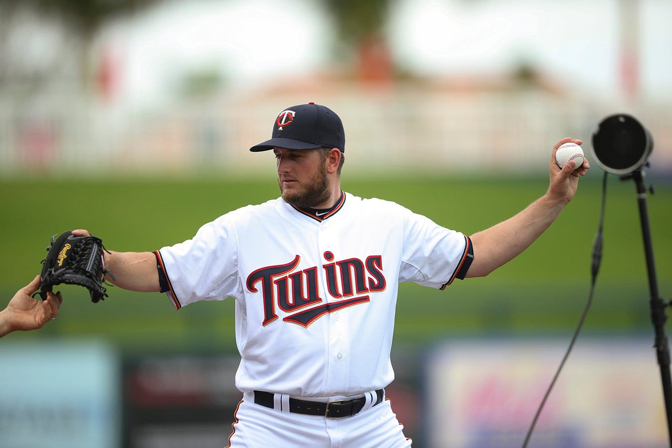 Twins closer Glen Perkins shut down a bullpen session Monday because of discomfort in his right side.