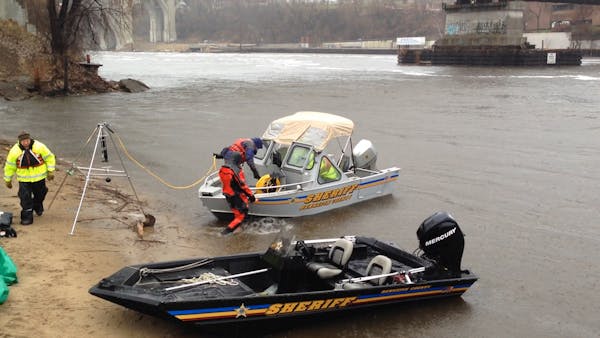 Search continues for car in Mississippi River