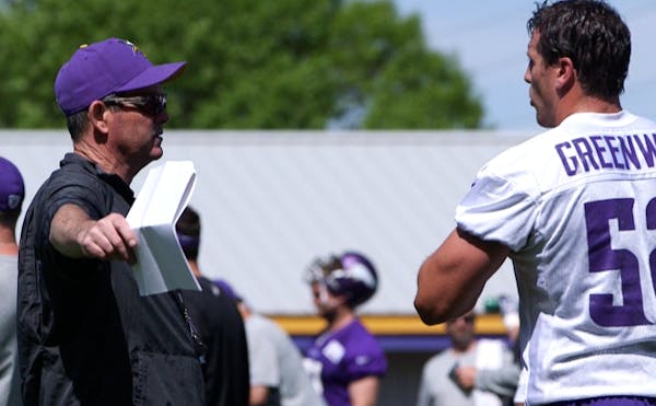 Zimmer takes hands-on approach at Vikings practice