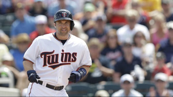 Twins sign Dozier to 4-year contract