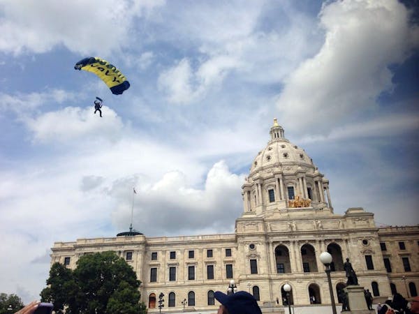 Navy SEAL 'Leap Frogs' parachute over Minnesota Capitol