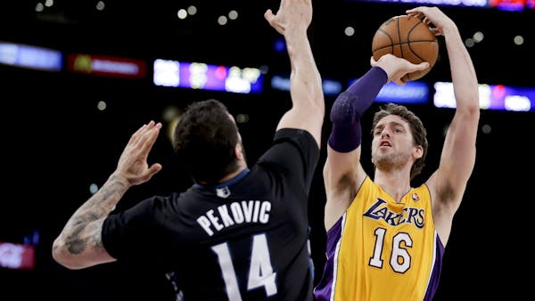 Wolves fall flat, lose to Bryant-less Lakers 104-91
