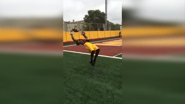 Must-see: Gophers WR catches two footballs while doing back flip