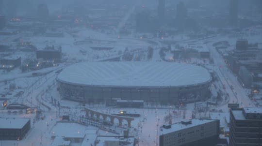 The Metrodome's roof deflated within 35 minutes Saturday morning, despite uncertainty about wind and snowy weather conditions.