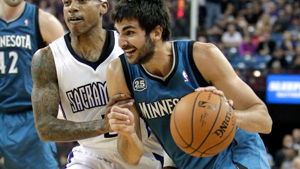 Wolves welcome two starters back, and win in Sacramento