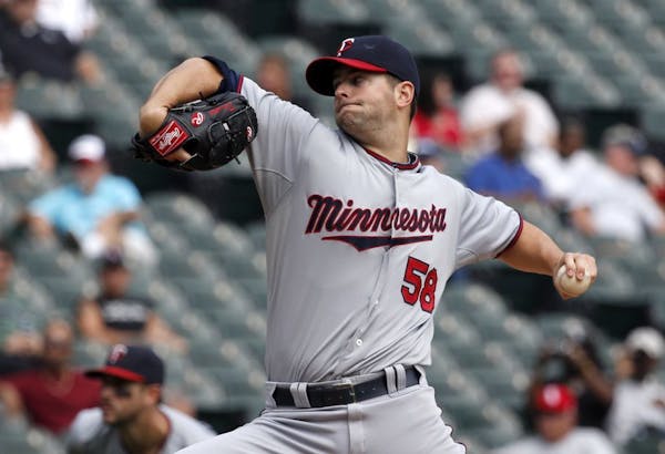 Twins score early and hold off White Sox