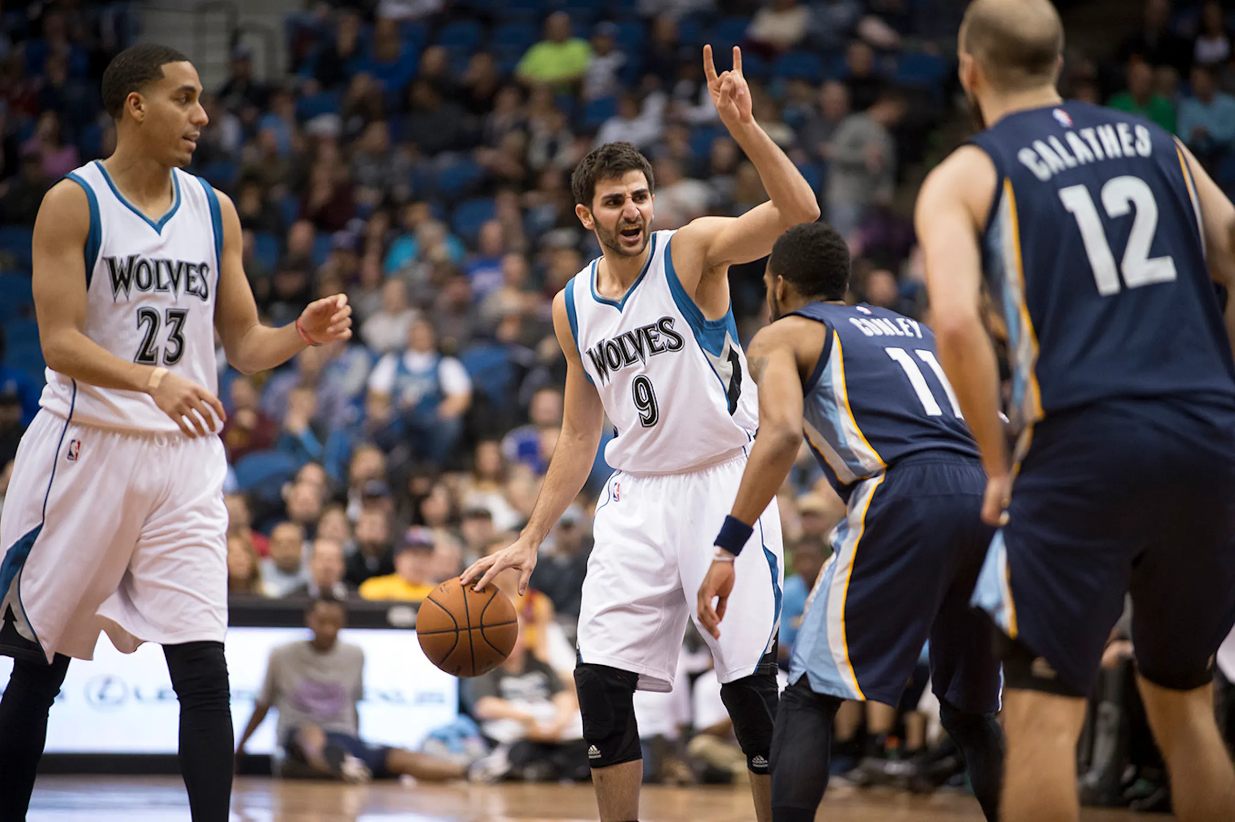 Rubio sparks late Wolves run to top Memphis 90-89