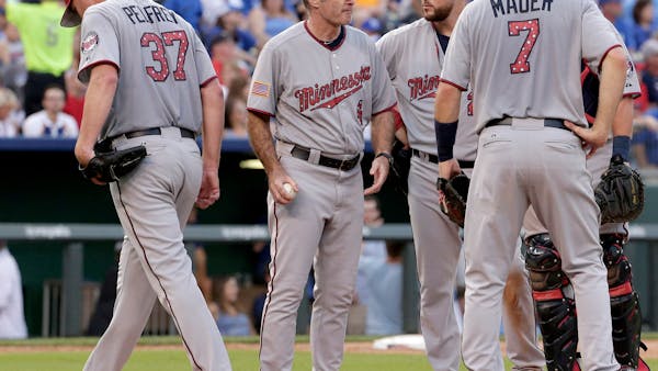 Mauer's four hits lead Twins; Pressly hurts shoulder