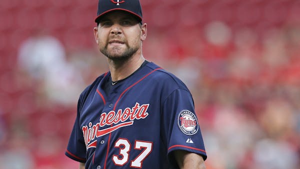 Pelfrey struggles with control in loss