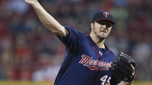 After delay, Twins trudge to messy win over Reds