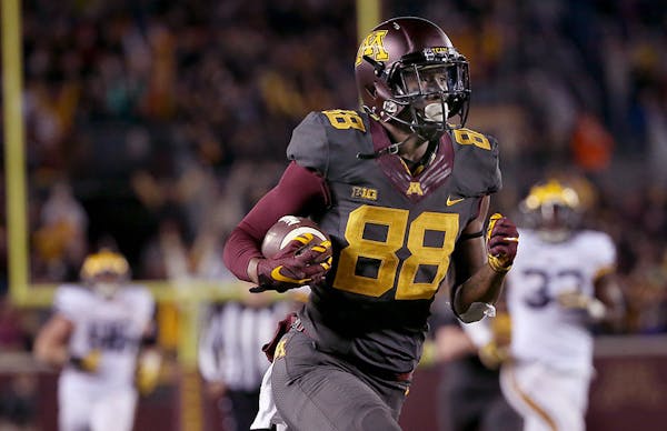 Gophers wide receivers work on their hands at fall camp