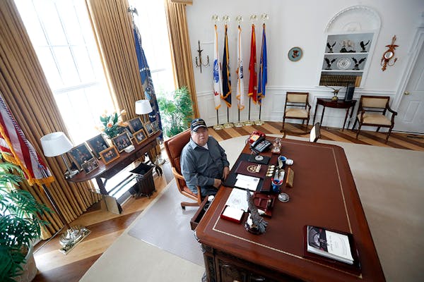 Prior Lake man creates full-scale Oval Office in his home